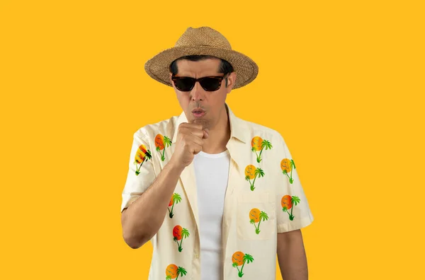 Çiçekli Gömlek Şapkalı Latin Bir Adam Izole Edilmiş Sarı Arka — Stok fotoğraf