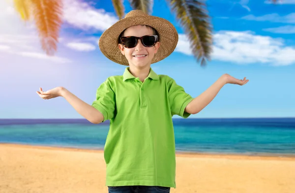 Criança Usando Óculos Sol Chapéu Praia Com Expressão Sem Noção — Fotografia de Stock