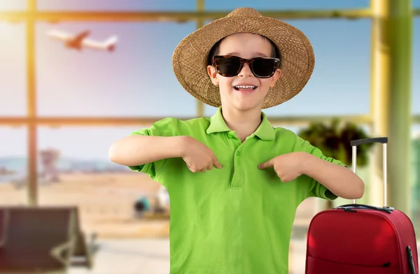 空港での休暇中に身に着けていると緑のTシャツの帽子のサングラスは 誇りに思って幸せな指で自分自身を指して 顔に笑顔で自信を持って見えます — ストック写真