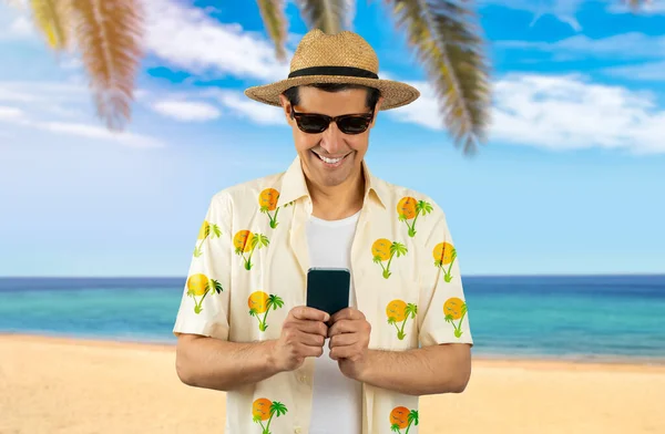 Latynos Piszący Pomocą Smartfona Tropikalnej Plaży Szczęśliwą Twarzą Stojącą Uśmiechniętą — Zdjęcie stockowe