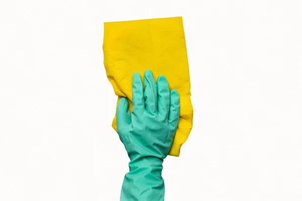 クリッピングパスで白の背景に隔離された洗浄のための黄色のダスターマイクロファイバー布を保持緑の手袋で手を閉じる — ストック写真