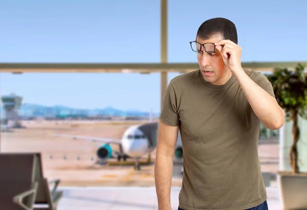 Obraz Muže Brýlemi Jak Sundává Brýle Dívá Prázdné Místo Letišti — Stock fotografie
