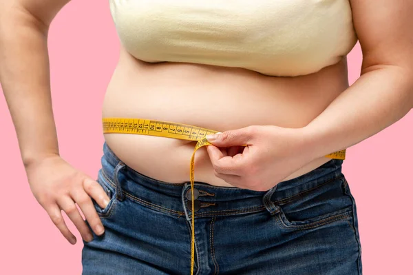 Μεσοτομή Παχύσαρκης Γυναίκας Που Μετρά Μέση Της Μεζούρα Ροζ Φόντο — Φωτογραφία Αρχείου