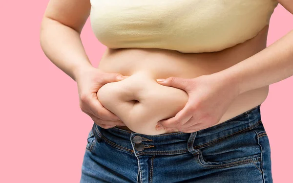 Close Uma Jovem Obesa Verificando Suas Gorduras Com Fundo Rosa — Fotografia de Stock