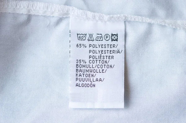 Çamaşır Yıkama Talimatları Olan Bir Kıyafet Etiketinin Yüksek Açılı Görüntüsü — Stok fotoğraf