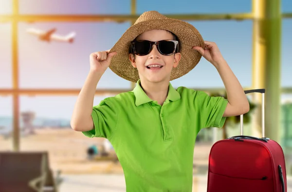 Gyermek Nyaralni Zöld Póló Kalap Napszemüveget Visel Repülőtéren Boldog Arc — Stock Fotó