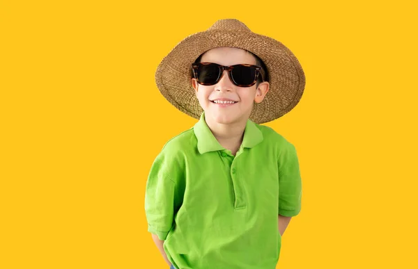 Kind Vakantie Met Groene Shirt Hoed Zonnebril Geïsoleerde Gele Achtergrond — Stockfoto