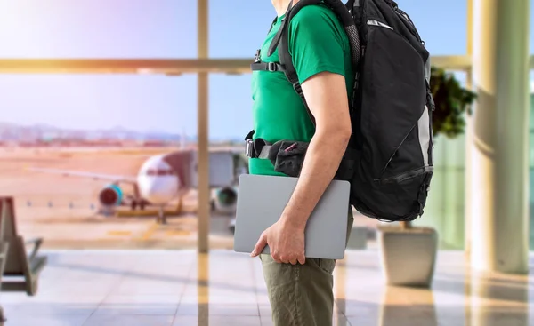 Close Digital Nomad Man Traveling World Working His Laptop Airport — Stock Photo, Image