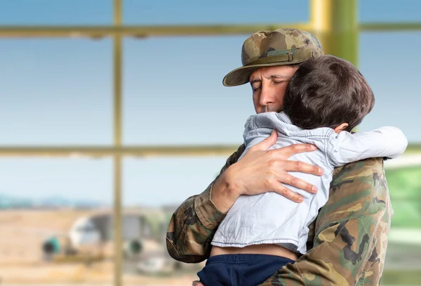 Στρατιωτικός Πατέρας Αγκαλιάζει Τον Γιο Του Όταν Επανενώνονται Μετά Από — Φωτογραφία Αρχείου