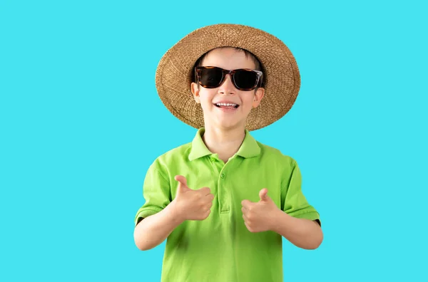 Gelukkig Kind Strandkleding Hoed Zonnebril Houdt Duimen Omhoog Blauwe Achtergrond — Stockfoto