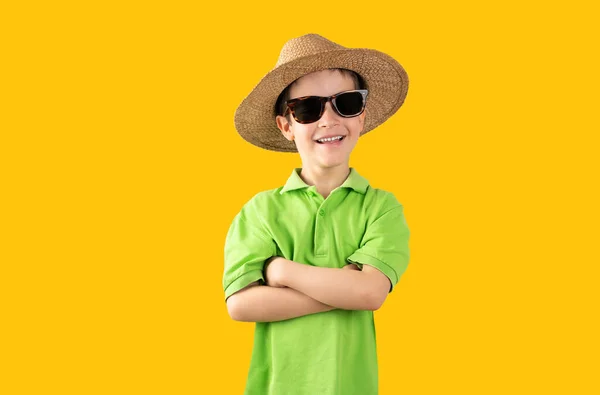Dziecko Wakacjach Zielonym Shircie Okulary Przeciwsłoneczne Kapelusz Odizolowanym Żółtym Tle — Zdjęcie stockowe