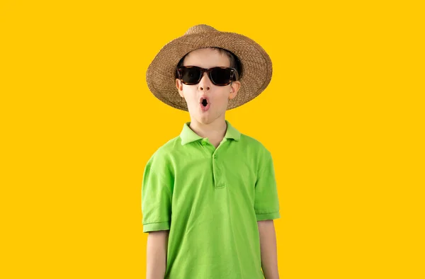 Dziecko Wakacjach Zielonym Shircie Okulary Przeciwsłoneczne Kapelusz Odizolowanym Żółtym Tle — Zdjęcie stockowe