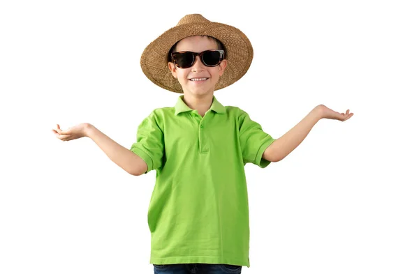 Zole Edilmiş Beyaz Arka Planda Güneş Gözlüğü Şapka Takan Çocuk — Stok fotoğraf