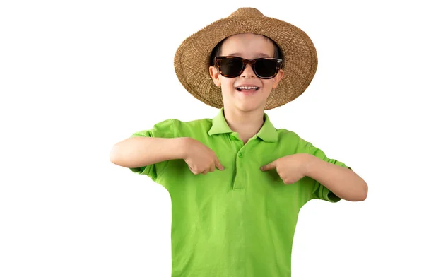 Dziecko Wakacjach Nosząc Zielony Shirt Okulary Przeciwsłoneczne Kapelusz Izolowanym Białym — Zdjęcie stockowe