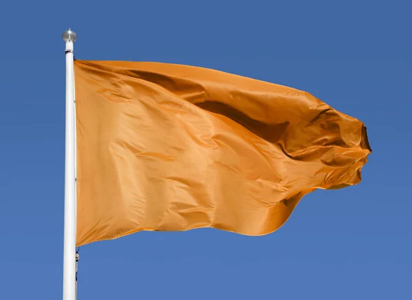 Zbliżenie Pomarańczowy Flaga Niebo Tło Kopia Przestrzeń — Zdjęcie stockowe