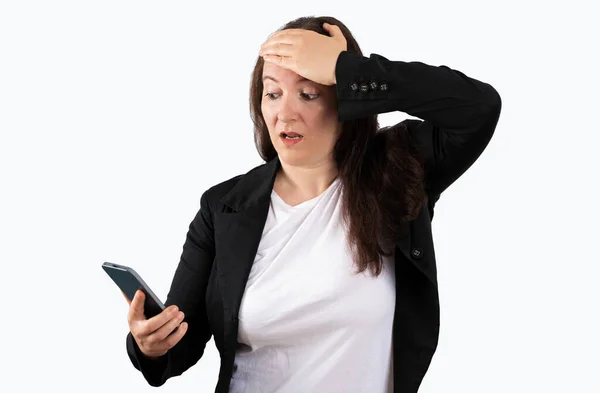 孤立した白い背景の上にスマートフォンを使用してビジネス女性のテキストメッセージを頭の上に手で強調し 恥と驚きの顔でショックを受け 怒りと不満 恐怖と過ちへの動揺 — ストック写真
