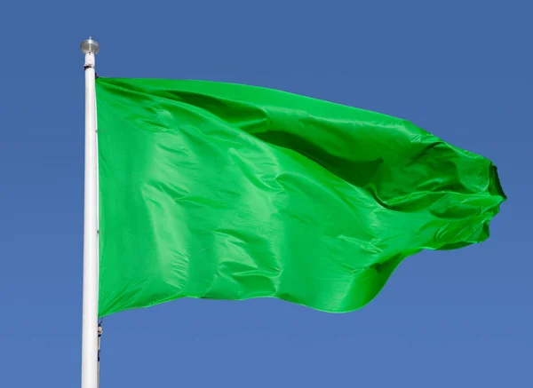 Zbliżenie Zielonej Flagi Tłem Nieba Przestrzeń Kopiowania — Zdjęcie stockowe