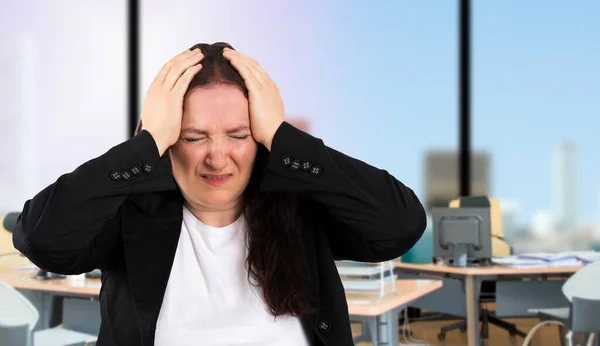 Piękna Bizneswoman Czarnym Garniturze Biurze Cierpiąca Ból Głowy Zdesperowana Zestresowana — Zdjęcie stockowe