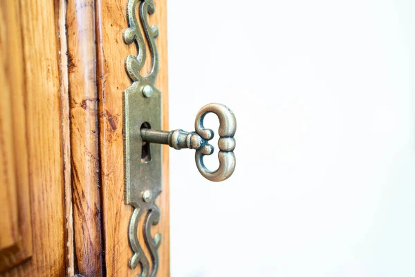 Anahtar Deliğindeki Eski Anahtarı Kapat Makro Çekim Beyaz Arkaplanlı Retro — Stok fotoğraf