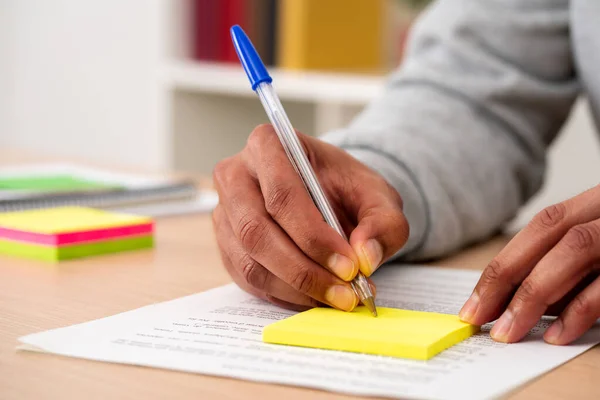 Close Homem Negro Mão Escrevendo Lembrete Nota Pegajosa Uma Mesa — Fotografia de Stock
