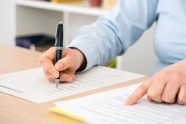 Primer Plano Mano Chica Estudiante Haciendo Examen Comprobación Cuaderno Sentado — Foto de Stock