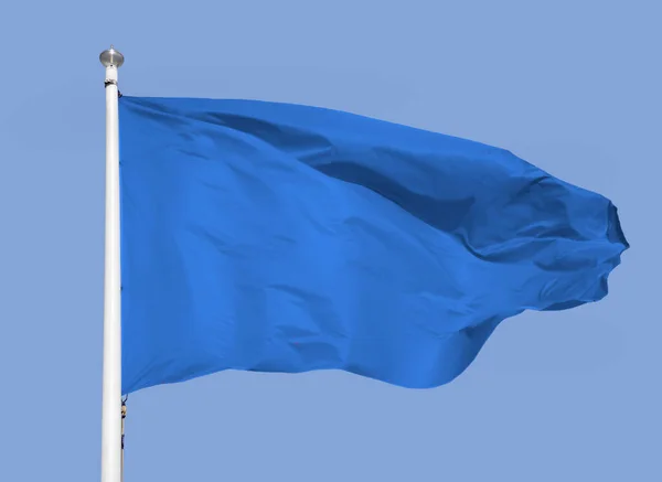 Zbliżenie Niebieskiej Flagi Tłem Nieba Przestrzeń Kopiowania — Zdjęcie stockowe