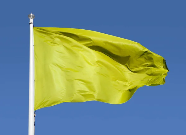 Primer Plano Bandera Amarilla Con Fondo Cielo Espacio Copia —  Fotos de Stock