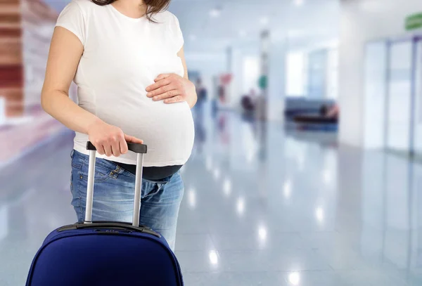 妊婦観光客待っていますとともにスーツケースで病院 — ストック写真
