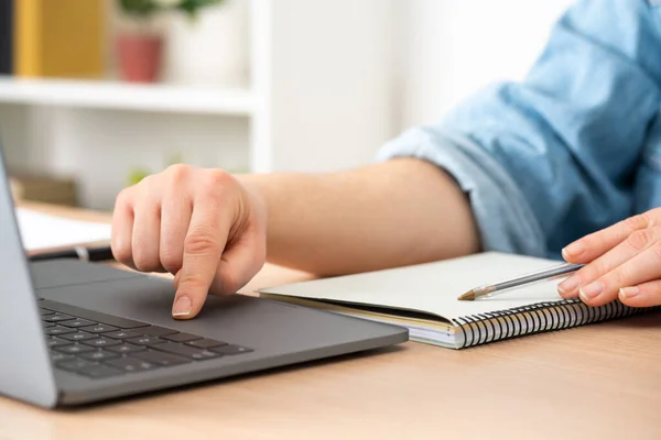 Närbild Student Flicka Händer Jämföra Anteckningar Laptop Sitter Ett Skrivbord — Stockfoto