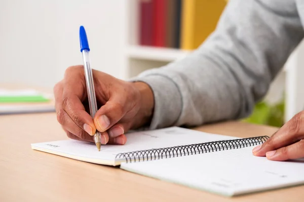 Close Homem Negro Mãos Escrevendo Lembrete Agenda Papel Uma Mesa — Fotografia de Stock