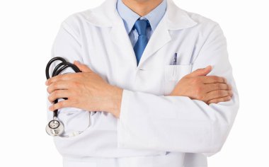 Beyaz arka planda kolları katlanmış, tanınmayan bir erkek doktorun görüntüsü. 