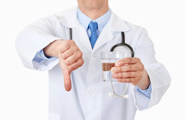 Nahaufnahme Eines Arztes Der Ein Wasserglas Mit Gedrückten Daumen Und — Stockfoto