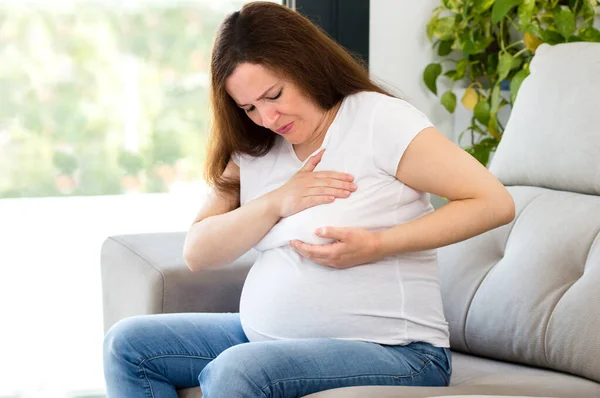Беременная Женщина Осматривает Свою Болезненную Грудь Дома — стоковое фото