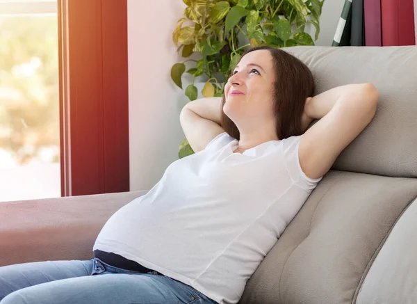 Foto Una Mujer Embarazada Feliz Descansando Cómodamente Sentada Sofá Sala — Foto de Stock