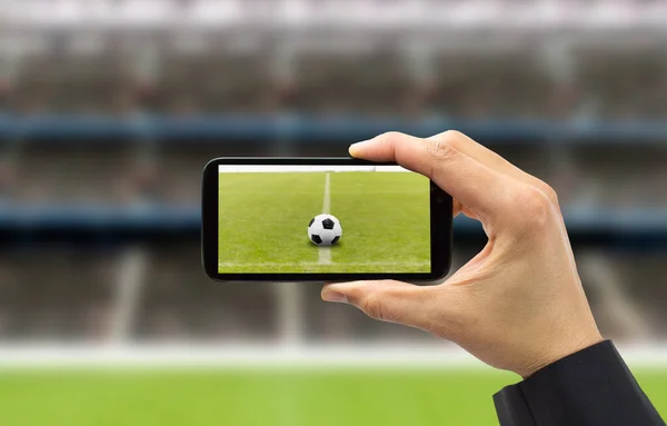 Empresário Fotografar Uma Bola Futebol Com Telefone Estádio — Fotografia de Stock