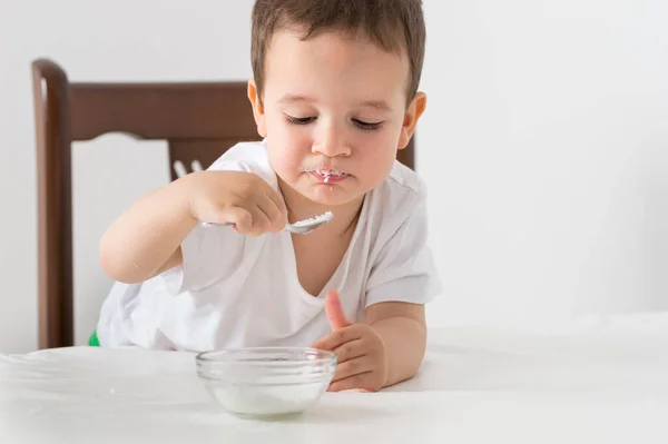 Schnappschuss Eines Kleinen Jungen Der Hause Frühstückt — Stockfoto