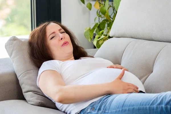 Беременная Женщина Страдает Живот Ache Дома — стоковое фото