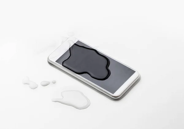 Samartphone 上面図 防水携帯電話のコンセプトの携帯電話の水低下 — ストック写真