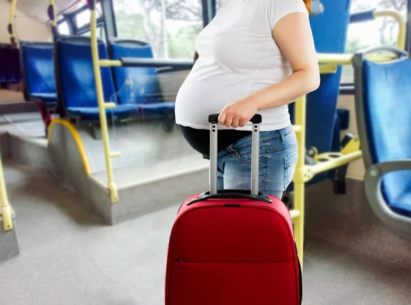 都市バスの中で立っている美しい若い妊娠中の女性の撮影 — ストック写真