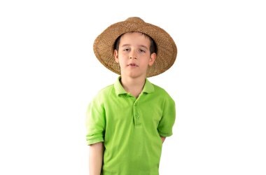 Beyaz arka planda ateşli ve uykulu yorgun bir çocuğun kırpılmış görüntüsü.