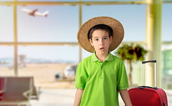 孩子们在机场度假时戴着绿色的T恤衫帽 脸上带着惊讶的表情 恐惧和兴奋的表情 — 图库照片