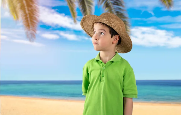 Plajda Yeşil Tişört Şapka Giyen Küçük Çocuk Soru Sormayı Düşünceli — Stok fotoğraf