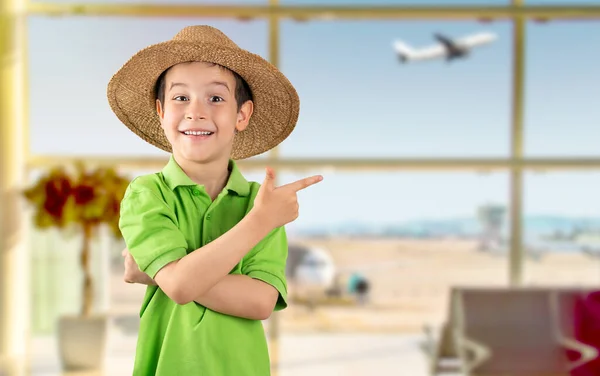 Kleine Jongen Het Vliegveld Glimlachend Kijkend Naar Camera Wijzend Met — Stockfoto