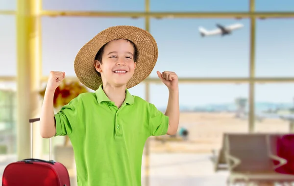 孩子们在机场度假时 戴着绿色的T恤衫 戴着夏季帽子 非常高兴 兴奋地举起双臂 微笑着 尖叫着 用复制空间为胜利而奋斗 — 图库照片