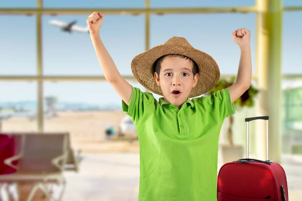 空港で緑のTシャツの夏の帽子をかぶって休暇中の子供たちは 非常に幸せで興奮しています腕を上げて 笑顔で叫んで成功のために — ストック写真