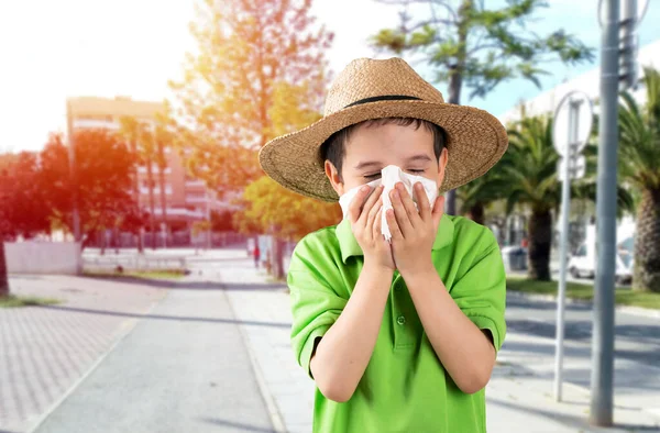 Gyerek Fúj Egy Törlőkendő Szenved Influenza Tünetei Utcán — Stock Fotó