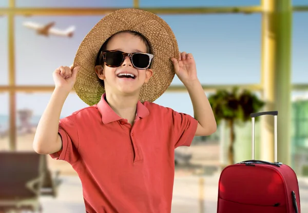 孩子们正在机场度假 戴着红色的T恤衫帽太阳镜 高兴地面带微笑 看着相机 积极的男孩 — 图库照片