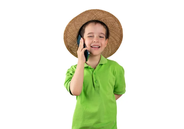 幸せそうな顔をしたスマートフォンを使って白人の男の子のスタジオショットと自信満々の笑顔で立っている帽子白い背景 — ストック写真