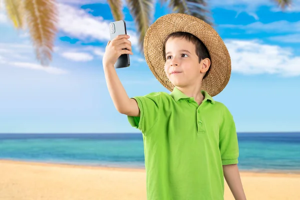 Ребенок Шляпе Улыбаясь Уверенно Делает Селфи Смартфоне Тропического Пляжа — стоковое фото