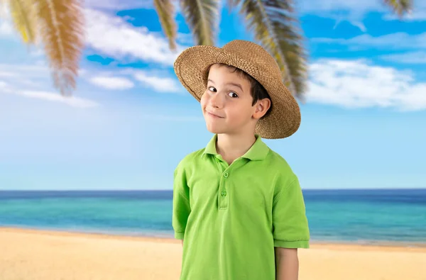 Criança Férias Vestindo Chapéu Camiseta Verde Praia Tropical Cara Feliz — Fotografia de Stock